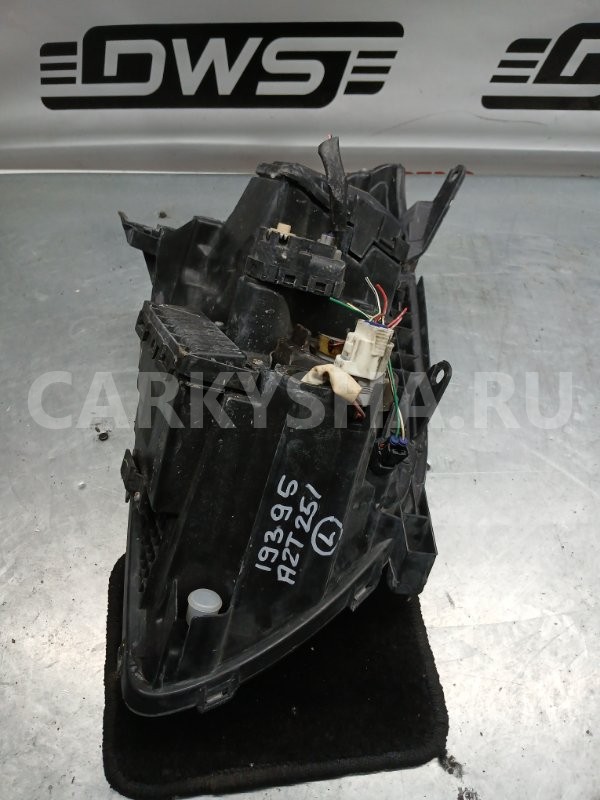 Фара Toyota Avensis 