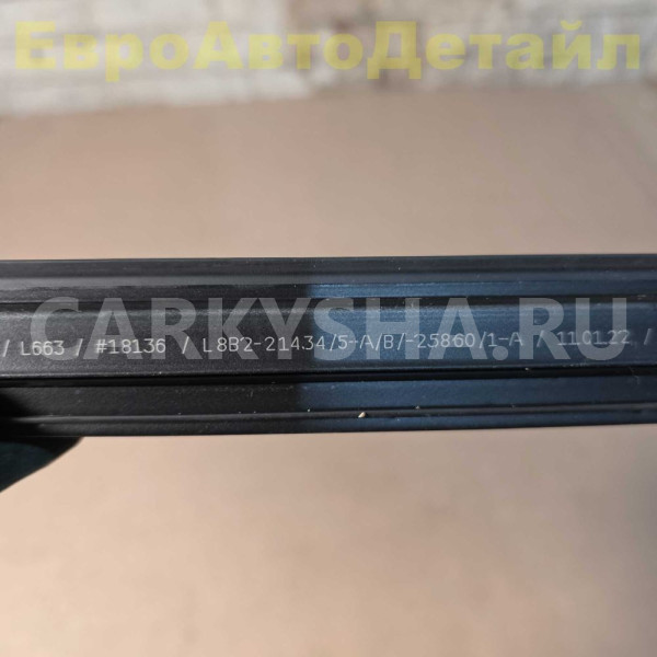 Уплотнитель стекла двери Land Rover Defender L663 Land Rover Defender оригинальный номер LR130946