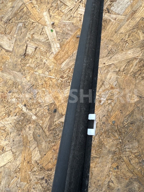 Молдинг под стекло передний левый Ниссан Кашкай J10 +2 Nissan Qashqai оригинальный номер 80821JD00A