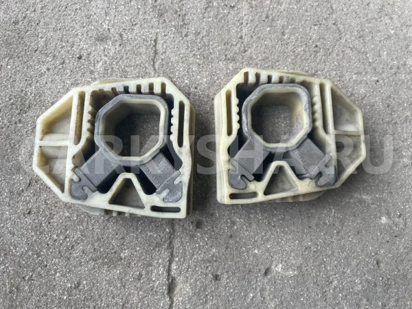 Кронштейн подушка радиатора Volkswagen Polo 1,6 мкпп Volkswagen Polo оригинальный номер 1K0121367P