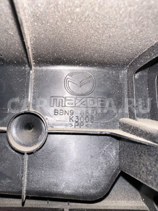 Держатель задней полки левый Mazda 3 BL Mazda 2 оригинальный номер BBN96886Z