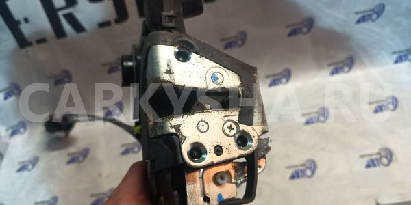 Замок двери передней правой Toyota Avensis T250 Toyota Avensis оригинальный номер 6903005130