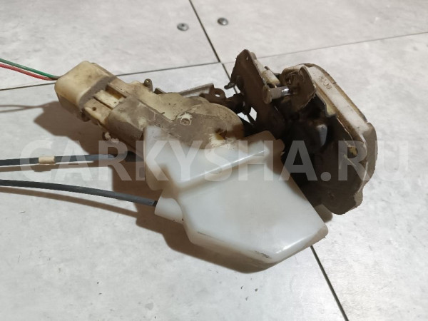 Замок двери задней правой Toyota Prius оригинальный номер 6905047010
