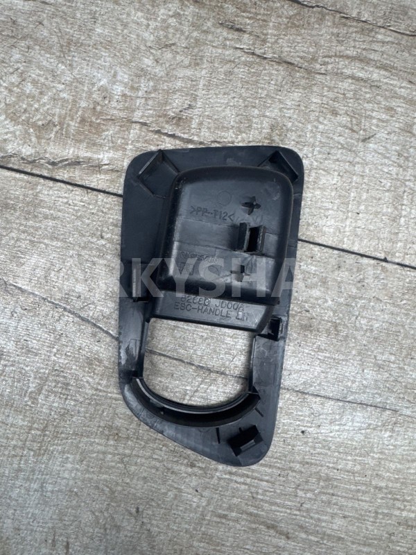 Nissan Qashqai (J10) I накладка ручки левая задняя Nissan Qashqai оригинальный номер 82683jd00a