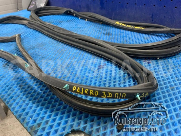Уплотнитель двери передней левой правой Pajero 3 Mitsubishi i оригинальный номер MR437141
