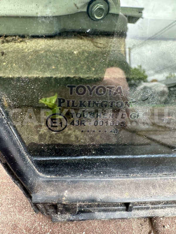Форточка передней правой двери Toyota Avensis T270 Toyota Avensis оригинальный номер 6812505010