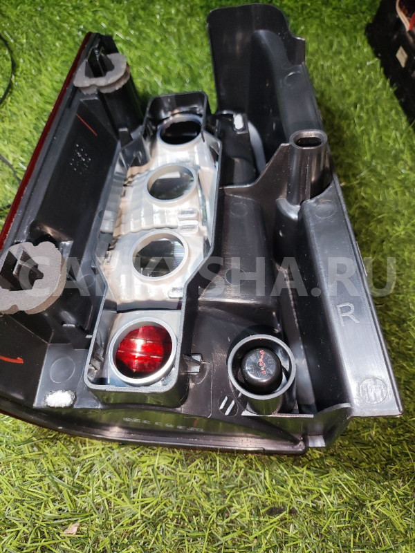 Фонарь задний правый (красно-белый) Peugeot Partne Citroen Berlingo оригинальный номер 085521924R
