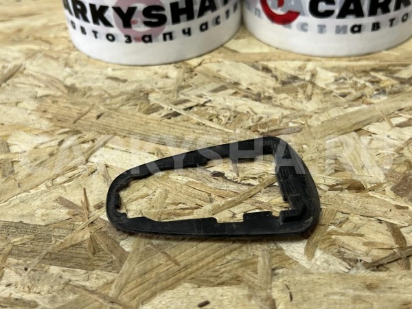 Уплотнитель ручки двери Toyota Fortuner II Рестайлинг оригинальный номер 69242-0K030