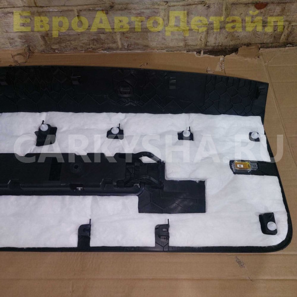 Обшивка двери багажника Range Rover Sport 3 (L461) Land Rover Range Rover оригинальный номер LR183081