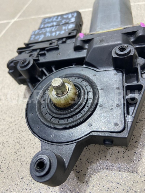 Моторчик стеклоподъемника з.п. Volkswagen Passat Volkswagen Passat оригинальный номер 0130821696