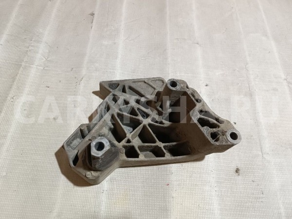 Кронштейн двигателя правый Volkswagen Passat 