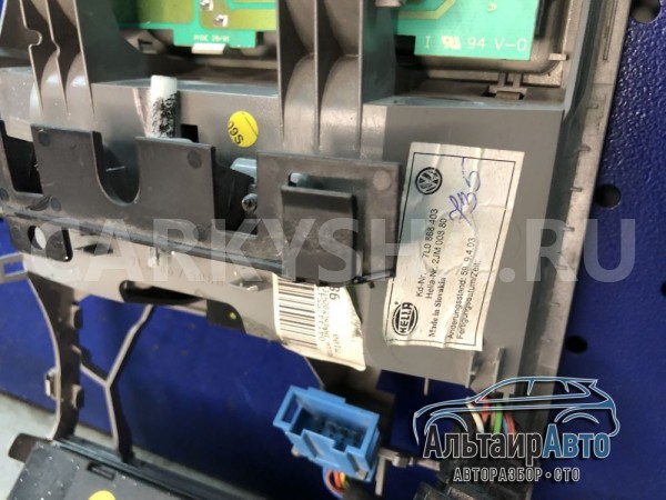 Плафон салонный потолочный VW Touareg 1 2002-2010 Volkswagen Touareg оригинальный номер 7L0868403