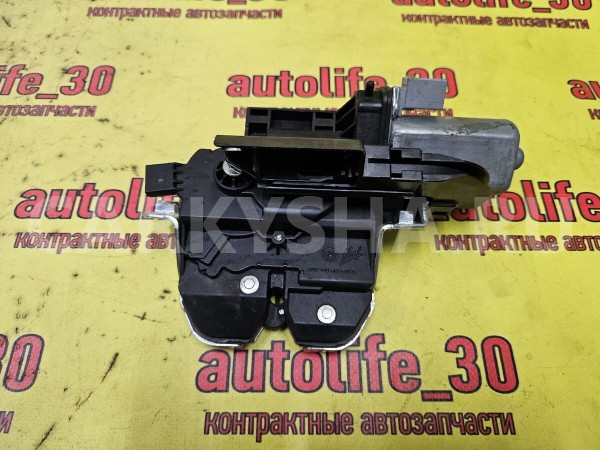 Замок крышки багажника Volkswagen Touareg 