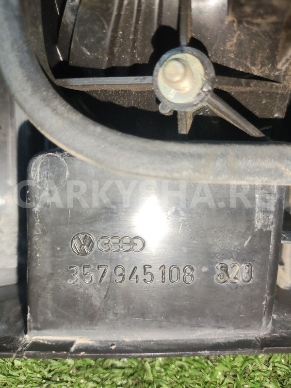 фонарь багажника правый VW Passat B3 Volkswagen Passat оригинальный номер 357945108