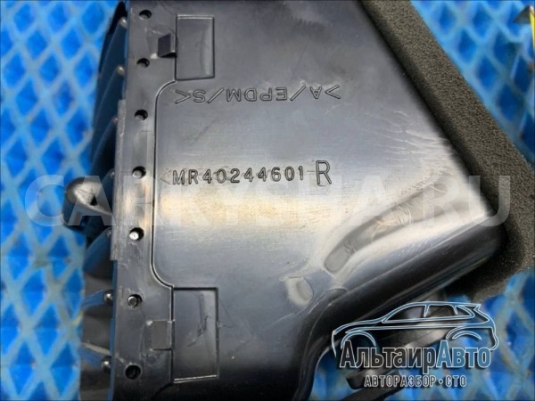 Дефлектор печки центральный правый Pajero 3 Mitsubishi i оригинальный номер MR40244601
