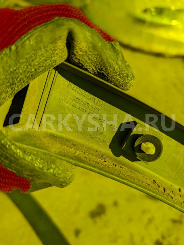 Дефендер Nissan Dualis оригинальный номер 938281YA0A