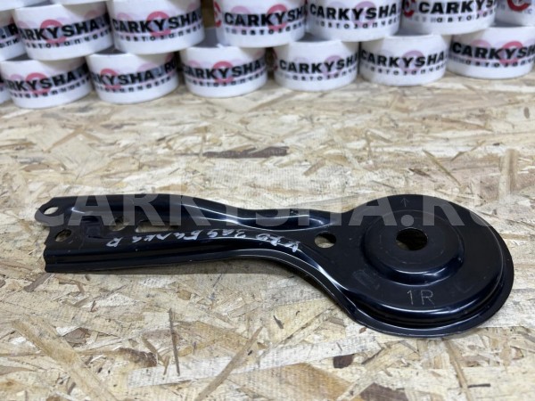 Кронштейн заднего подрамника правый Toyota Camry VIII (XV70) оригинальный номер 52297-33020