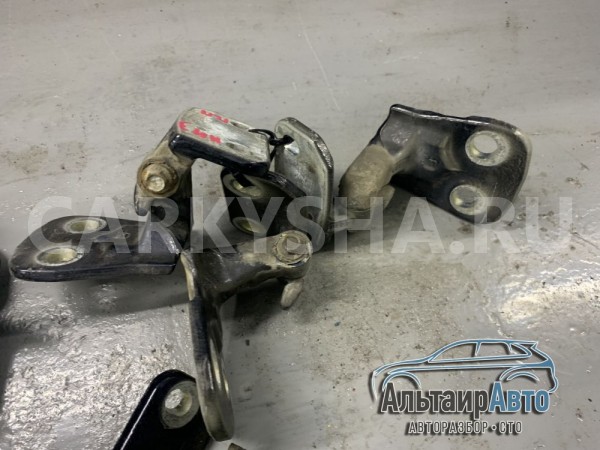 Петля двери передней задней  Discovery 3 Land Rover Discovery оригинальный номер BDB780130