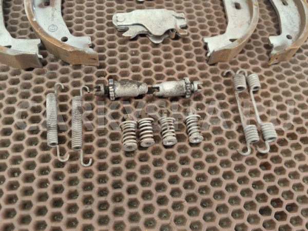 Колодки ручника BMW 3er оригинальный номер 34 41 0 410 823, 34 41 0 410 823, 34410410823, 0410823, 34 41 0 148 321, 34410148321, 0148321, 34 41 0 004 879, 34410004879, 0004879, 34 41 6 761 291, 34416761291, 6761291, 34 41 6 761 290, 34416761290, 6761290, 34 41 6 755 273, 34416755273, 6755273, 34 4