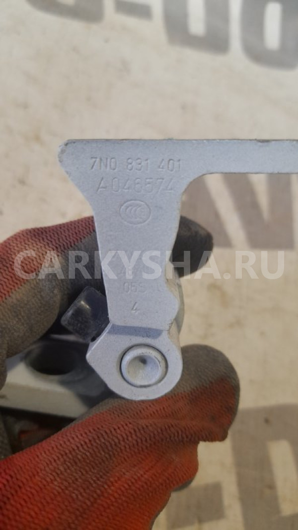 Петля двери задняя левая Volkswagen Polo 5 СЕДАН Volkswagen Polo оригинальный номер 7N0831401