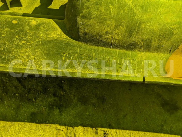 Накладка 5-й двери Toyota Gaia оригинальный номер 75435-44050