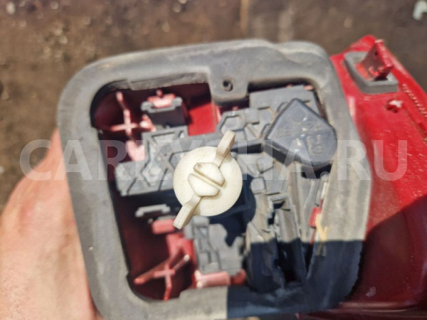 Фонарь задний правый VW Jetta 6 дефект Volkswagen Jetta оригинальный номер 5C6945096E