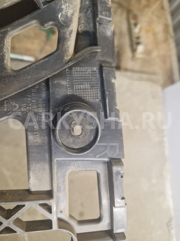 Кронштейн заднего бампера правый Volkswagen Polo 5 Volkswagen Polo оригинальный номер 6RU898393