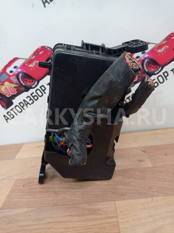 Блок предохранителей под капот Kia Rio 