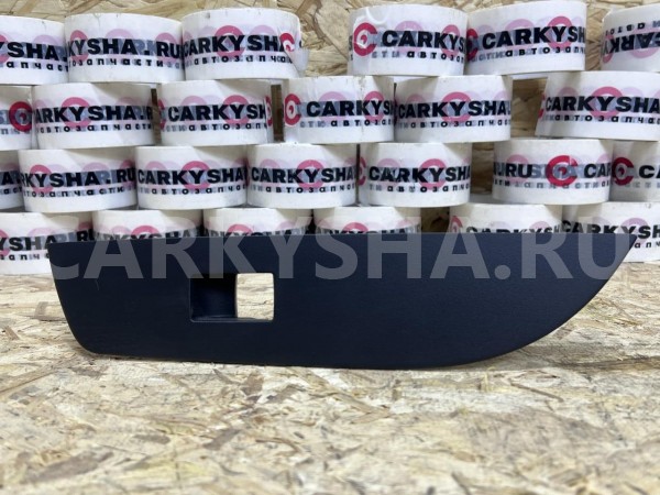 Накладка под кнопку стеклоподъемника правая Toyota Corolla XII (E210) – седан оригинальный номер 74231-02F60