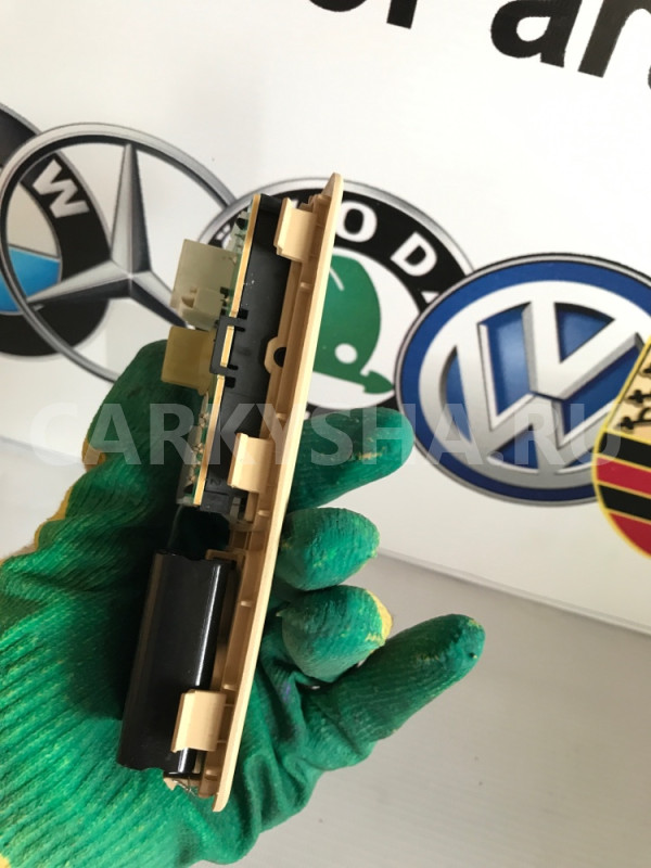 Плафон салонный левый Volkswagen Touareg 2006 Volkswagen Touareg 