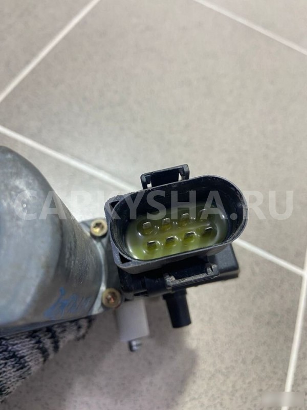 Моторчик стеклоподъемника левый Audi A3 1997 г Audi 200 оригинальный номер 05071940