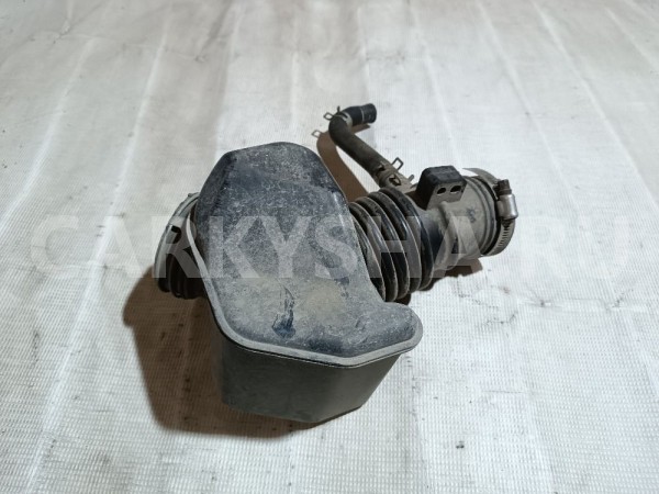 Патрубок воздушного фильтра Nissan Bluebird Sylphy оригинальный номер 165786N010