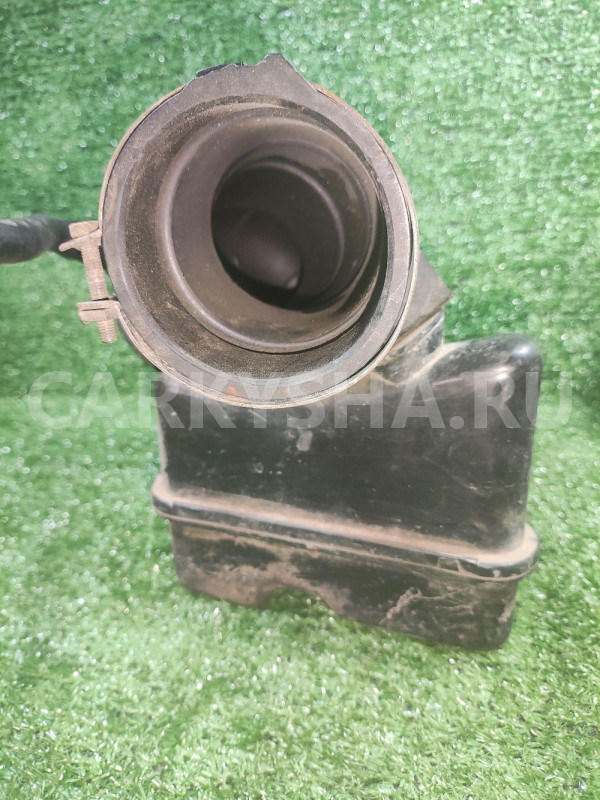 Патрубок воздухозаборника Mazda 626 GE Mazda 2 оригинальный номер FS0513221