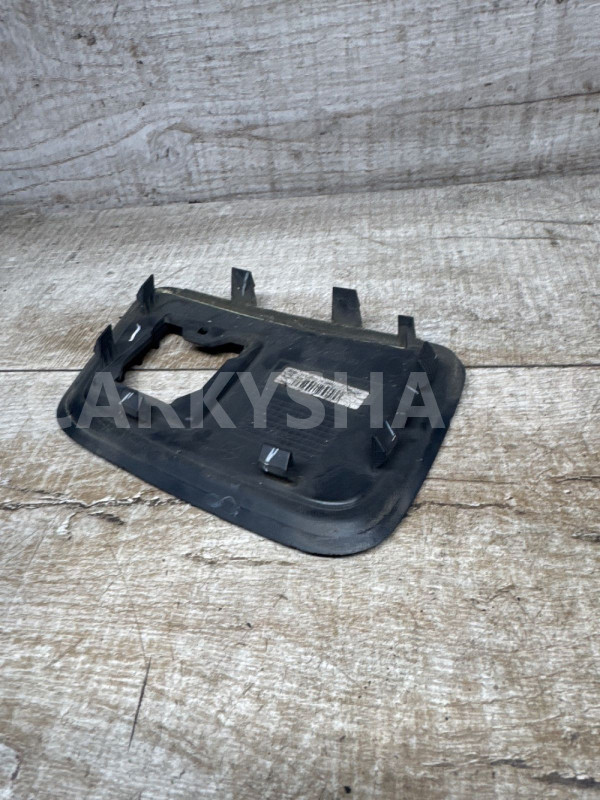 Решетка в бампер передняя правая Cherokee WK2 Jeep Cherokee оригинальный номер 68143100aca