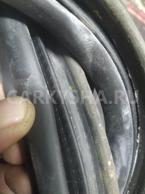 Уплотнитель крышки багажника Renault Sandero Renault 14 оригинальный номер 8200733174