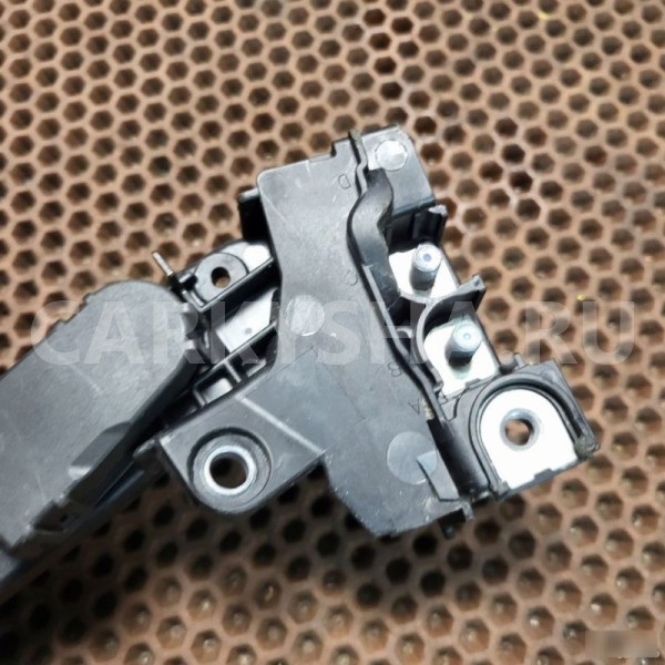 Распределитель тока под капотом BMW 5er 