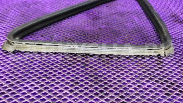 Уплотнитель форточки правой Nissan Terrano WD21 Nissan Terrano 