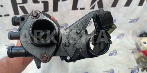 Корпус термостата Volkswagen Golf 4 (1997 - 2006) Volkswagen Golf оригинальный номер 032121111BA