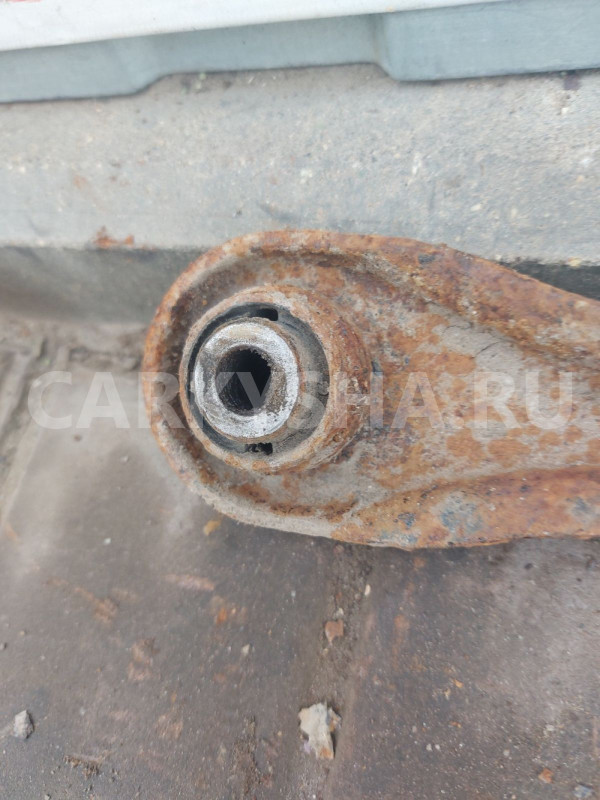 Рычаг задний поперечный Мазда 3 BK седан Mazda 2 оригинальный номер BP4K28500E