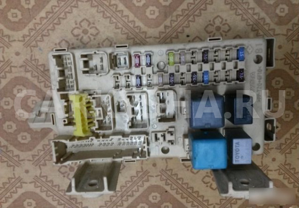 Блок предохранителей Тойота Авенсис 1.8л АКПП Toyota Avensis оригинальный номер 8273005070