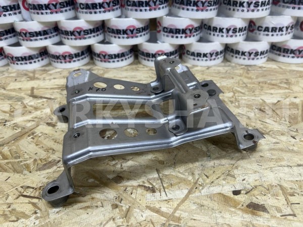 Кронштейн крепления ящика консоли Toyota Camry VIII (XV70) оригинальный номер 58996-33100