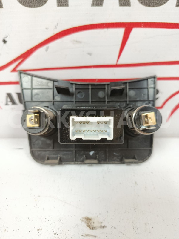 Блок USB и aux Hyundai Solaris 2010 Hyundai Solaris оригинальный номер 846211R100