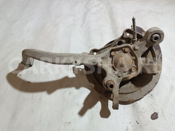 Кулак поворотный задний левый Mitsubishi Diamante 