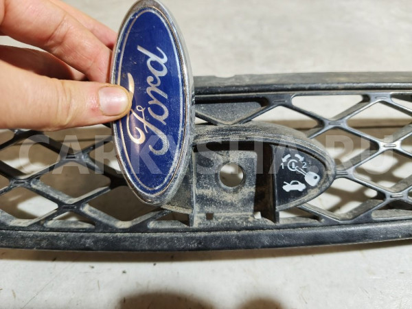 Решетка радиатора Ford Focus оригинальный номер 2M518200ACW