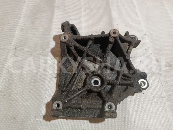 Кронштейн компрессора кондиционера Mitsubishi Lancer оригинальный номер MR360566