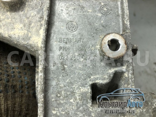 Кронштейн генератора VW Touareg 2003-10 022260087F Volkswagen Touareg оригинальный номер 022260087F