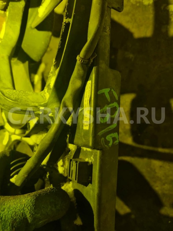 Диффузор радиатора Nissan Sunny 