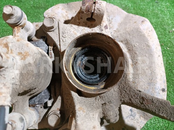 Кулак поворотный передний левый Suzuki Cultus 