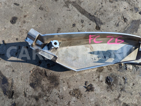 Планка под фары Nissan Serena оригинальный номер 622561VF0A