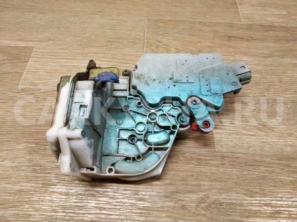 Замок двери задней левой Nissan Primera 